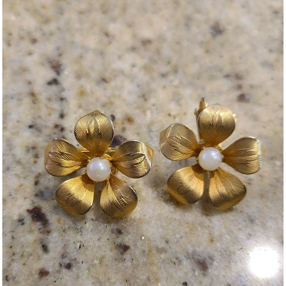 Vintage Gold Tone Textured Flower Daisy Faux Pearl Prong Center Clip on Earrings - Picture 2 of 6